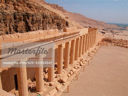 Vue d'angle élevé de colonnes dans un bâtiment, Égypte