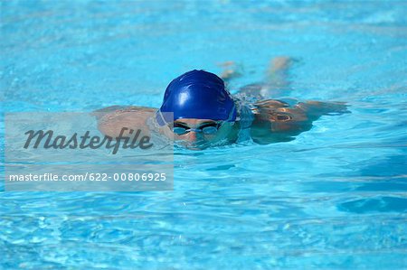 Nageur natation sous l'eau