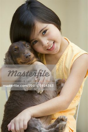 Portrait de la fille avec un chien