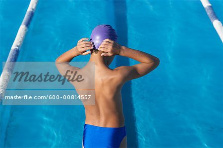 Portrait de garçon de piscine