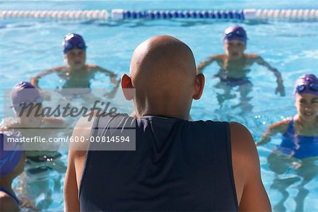 L'entraîneur et les étudiants de piscine