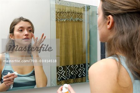 Frau Anwendung Make-up