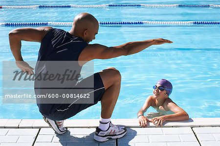 Trainer anweisen, Schwimmerin