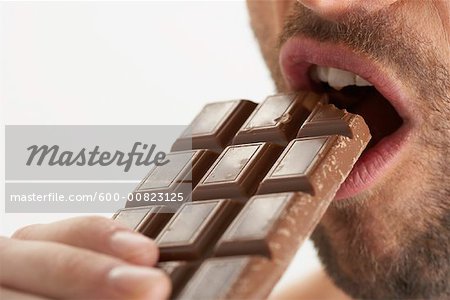 Barre de chocolat de manger l'homme