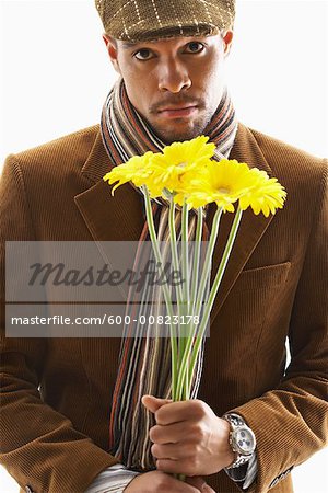 Portrait d'homme tenant des fleurs