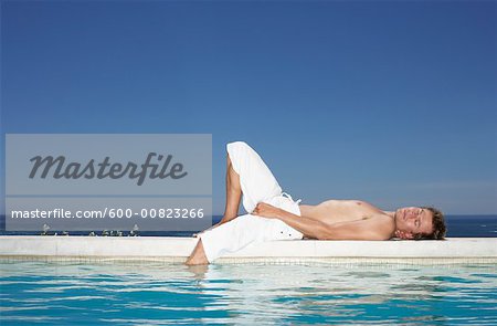 Homme à la piscine