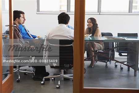 Geschäftsleute im Sitzungssaal