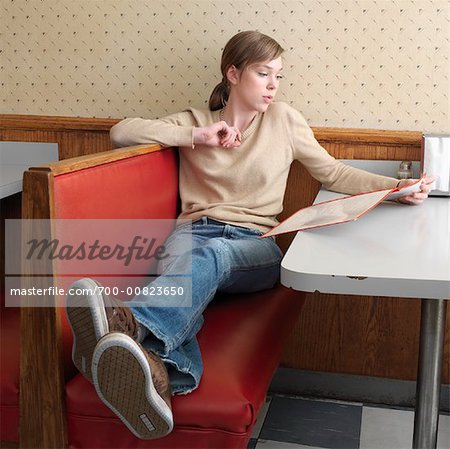 Jugendlicher Lesung Menü im Cafe