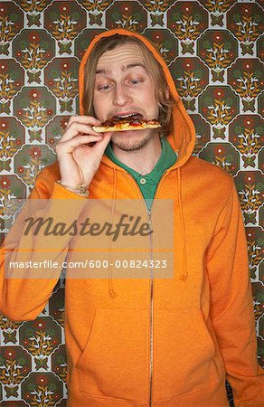 Portrait d'homme manger Pizza