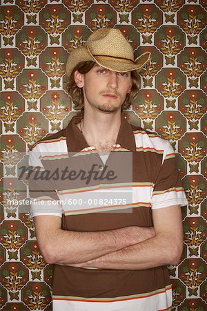 Jeune homme portant chapeau de Cowboy