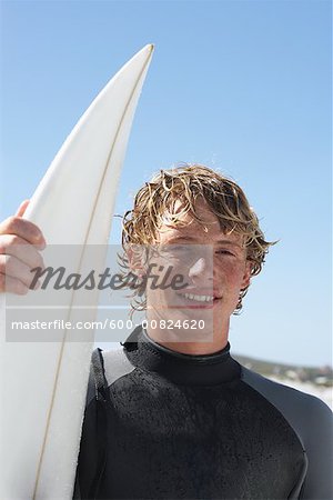 Surfeur sur la plage