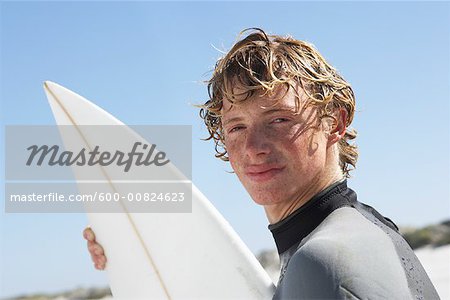 Surfeur sur la plage