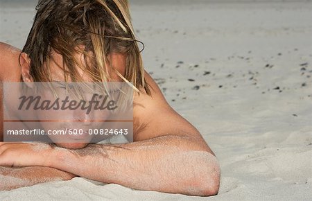 Jeune homme sur la plage