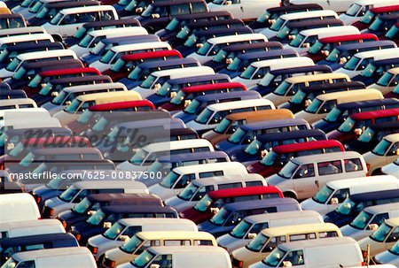 Gros plan sur Chevrolet Mini Vans alignés prêt pour l'expédition à Baltimore, Maryland