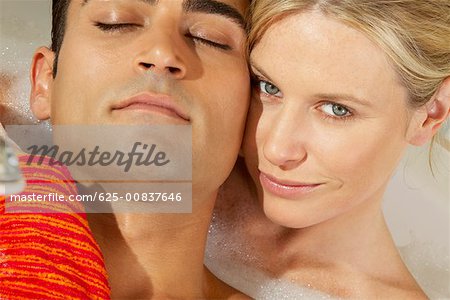 Portrait d'une jeune femme et un jeune homme dans une baignoire