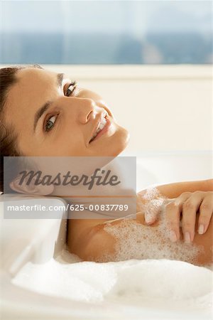Portrait d'une jeune femme dans un bain moussant