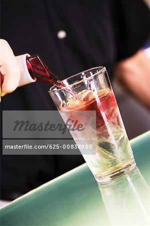 Vorbereiten der Mitte Schnittansicht eines Mannes einen cocktail