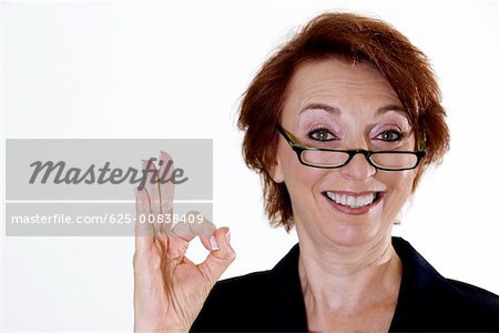 Portrait d'une femme d'affaires présentant un signe ok