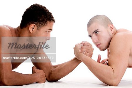 Profil de côté de deux jeunes hommes arm wrestling