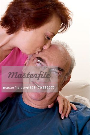 Gros plan d'une femme senior embrasse un homme senior