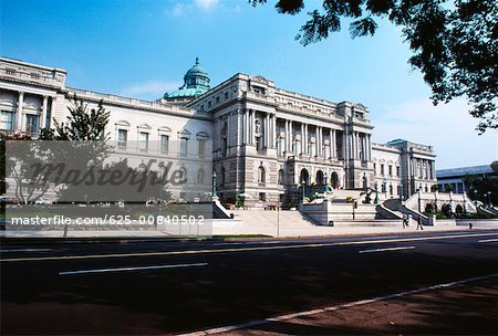 Regierungsgebäude, die neben einer Straße, Library Of Congress, Washington DC, USA