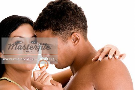 Gros plan d'un jeune couple tenant un préservatif