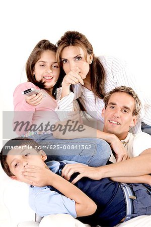 Regarder la télévision avec leur fils et fille de parents