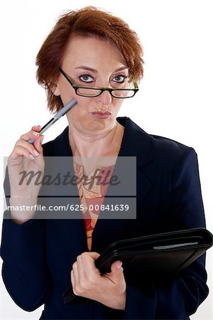 Portrait d'une femme tenant une plume et un fichier
