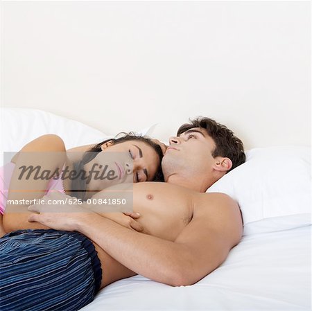 Junges Paar auf dem Bett liegend