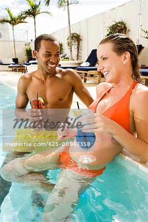 Gros plan d'un jeune couple souriant dans une piscine