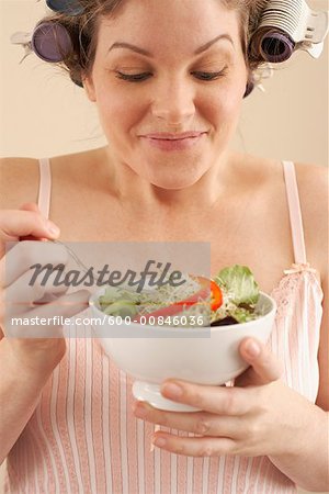 Femme mangeant salade