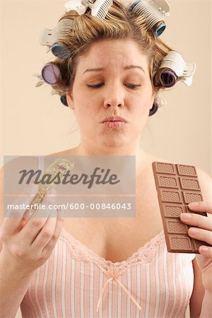 Femme avec une barre Granola et de barres de chocolat