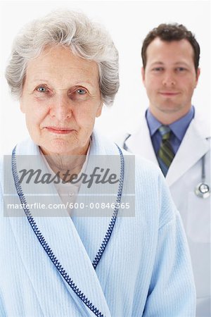 Portrait de femme âgée et médecin