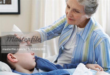 Grand-mère qui prennent soin de malades petit-fils