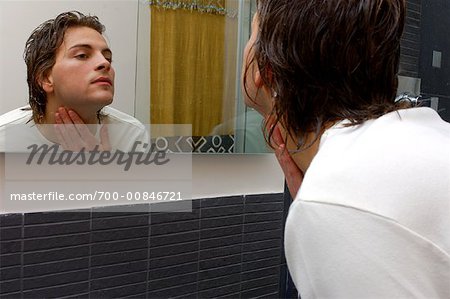 Jeune homme dans la salle de bain