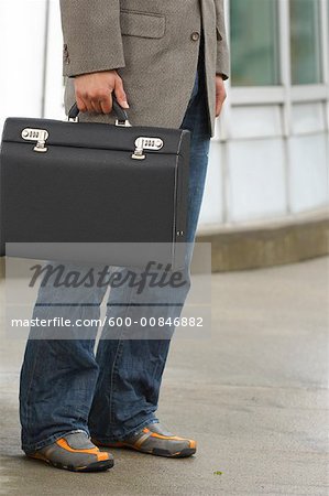 Homme tenant le porte-documents