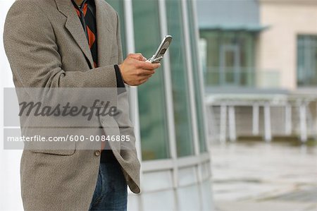 Homme à l'aide de téléphone portable