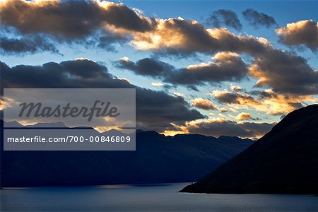 Lever du soleil sur les montagnes remarquables et le lac Wakatipu, Queenstown, Nouvelle-Zélande Lever du soleil sur les montagnes remarquables et le lac Wakatipu, Queenstown, Nouvelle-Zélande