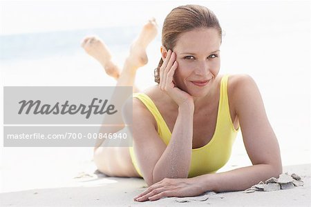 Frau am Strand liegen