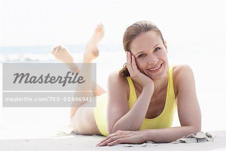 Femme allongée sur la plage