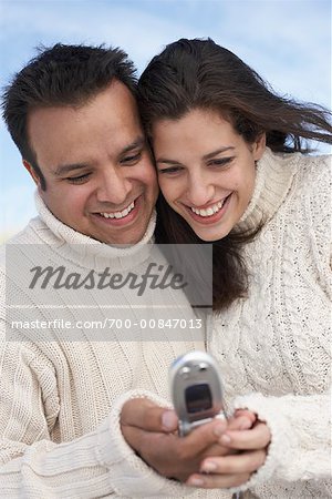 Couple regardant la Photo sur téléphone portable