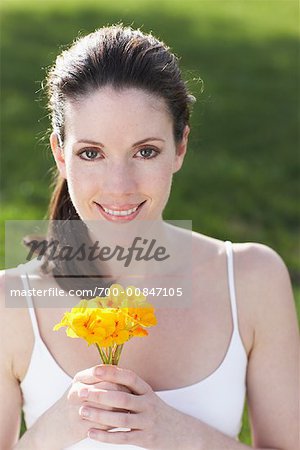 Femme avec fleurs sauvages