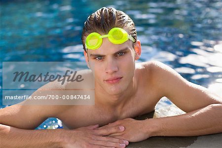 Jeune homme natation