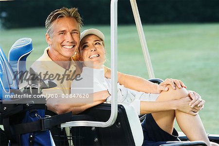 Couple sur la voiturette de Golf