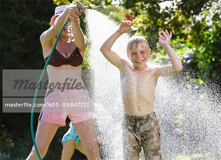 Mère fils pulvérisation avec tuyau