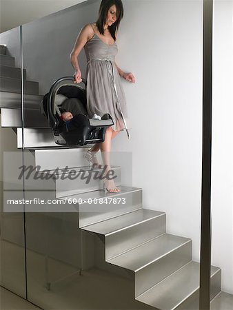 Mutter mit Baby Treppe hinunter