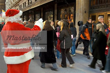 Santa saluaient de la main les gens sur le trottoir, New York City, New York, USA Santa saluaient de la main les gens sur le trottoir, New York City, New York, USA