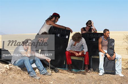 Freunde, die sitzen im freien