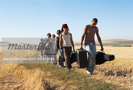 Personnes marchant dans le champ