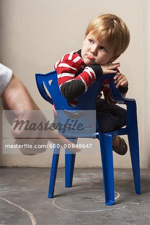 Garçon en regardant les parents en colère